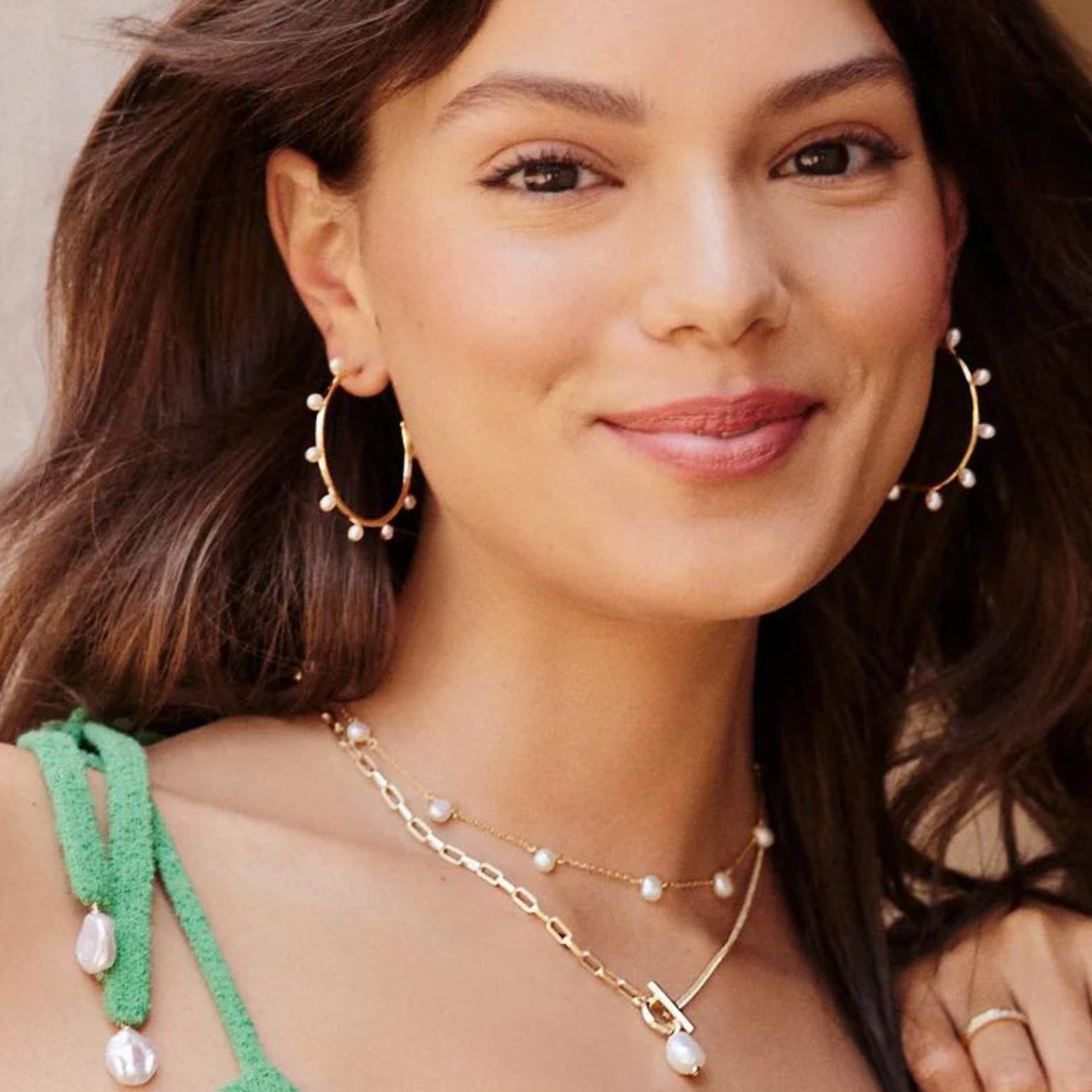 Kendra Scott | Leighton Gold Pearl Hoop Earrings in White Pearl - Giddy Up Glamour Boutique