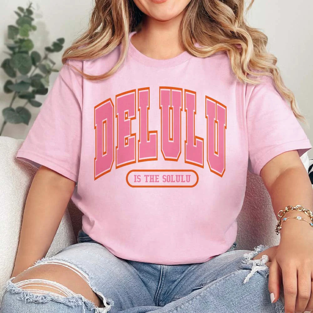 Online Exclusive | Delulu is the Solulu Short Sleeve Graphic Tee in Pink - Giddy Up Glamour Boutique