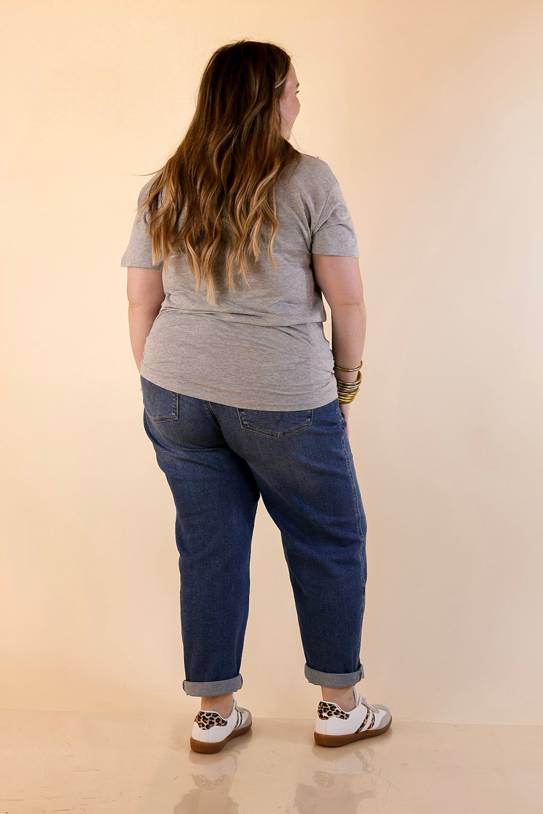 Simply Southern | Charmed and Cheerful Santa Bow Graphic T-Shirt in Light Heather Grey