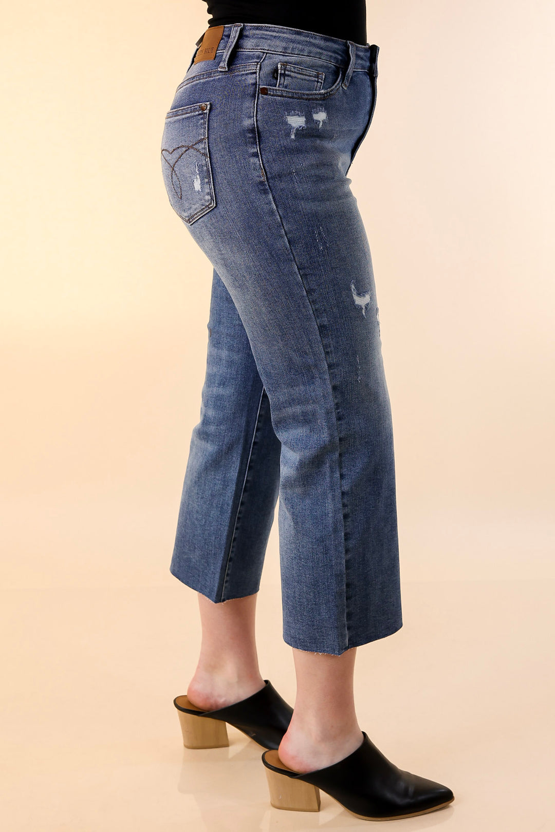 Judy Blue | Everyday Edge Cropped Wide Leg Jeans in Medium Wash