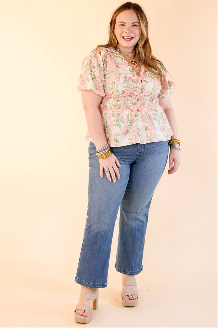 Chic Essentials Scalloped V Neck Floral Print Top with Puff Sleeves in Light Pink