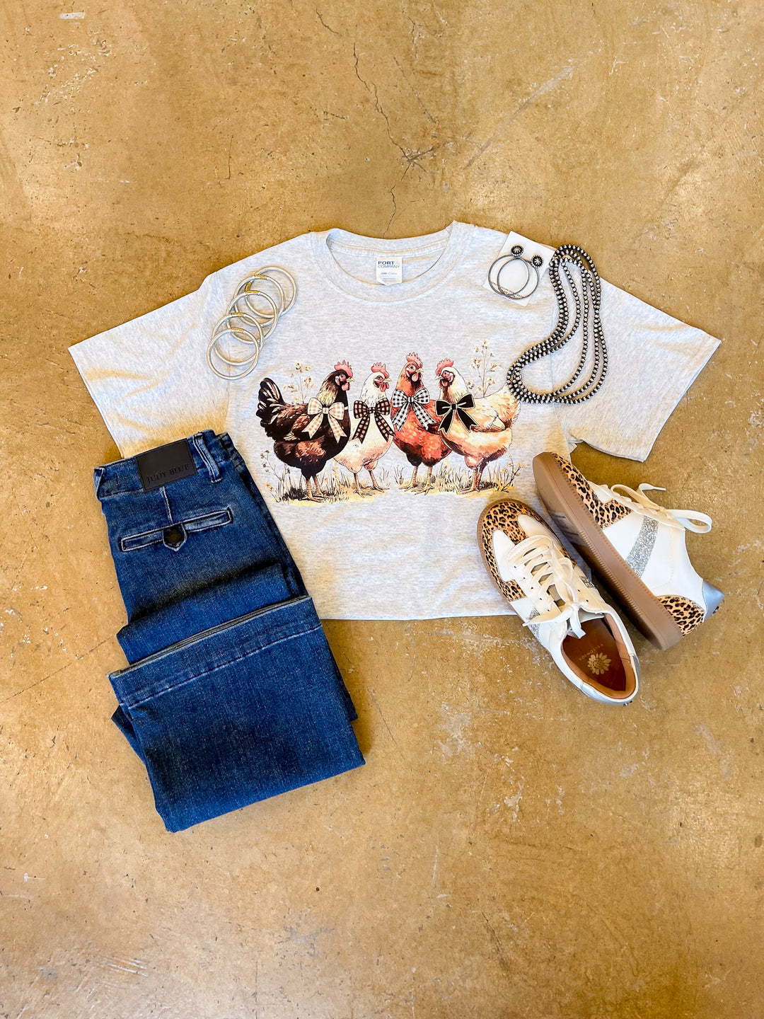 Barnyard Besties Chickens with Bows Short Sleeve Graphic Tee in Heathered Beige