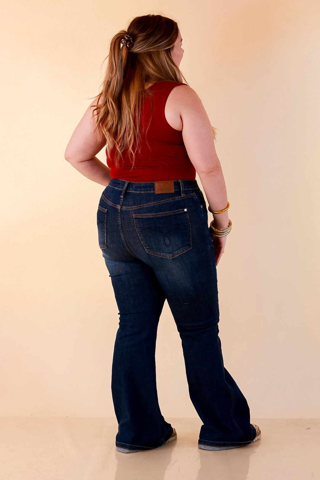The Everyday Tank Scoop Neck Sleeveless Seamless Crop Tank Top with Built in Bra in Maroon