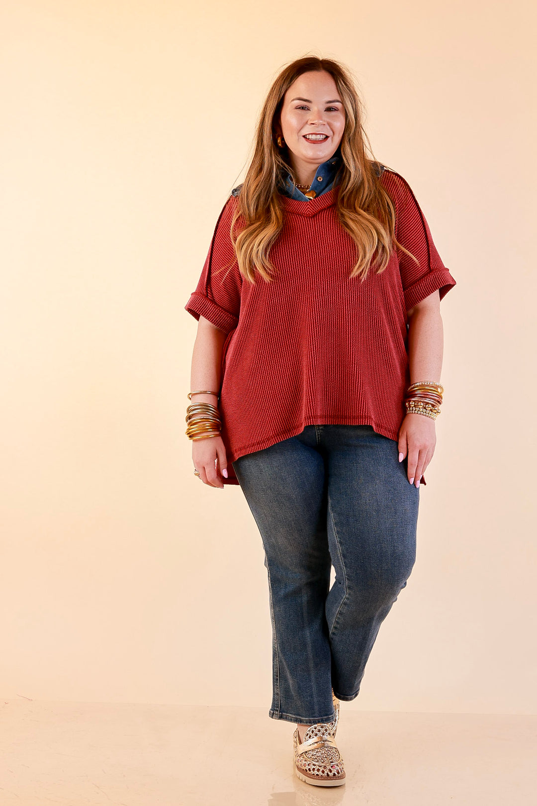 Daily Perfection V Neck Short Sleeve Ribbed Top in Maroon