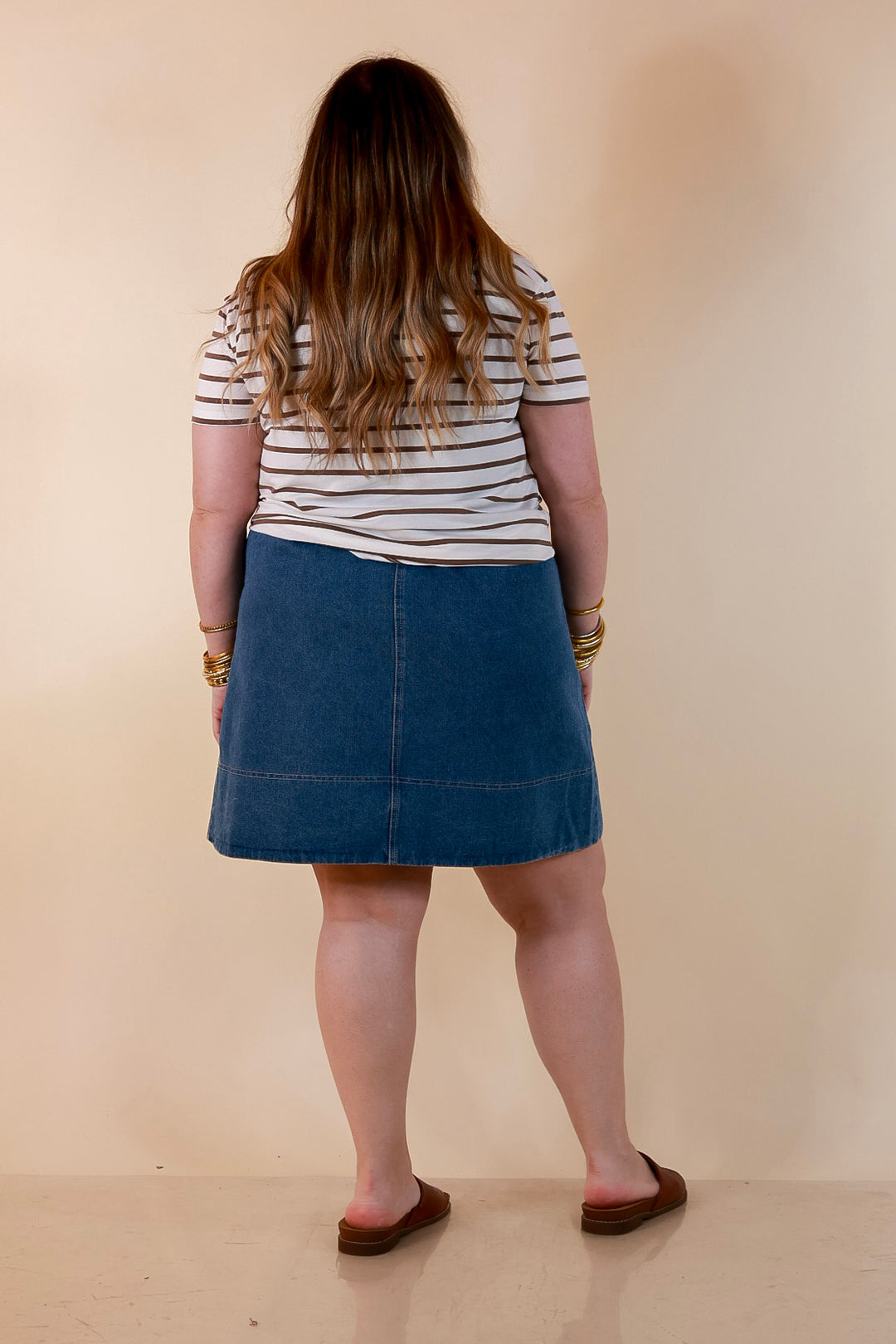 The Daily Stripe Scoop Neck Short Sleeve Striped Tee Top in Mocha Brown
