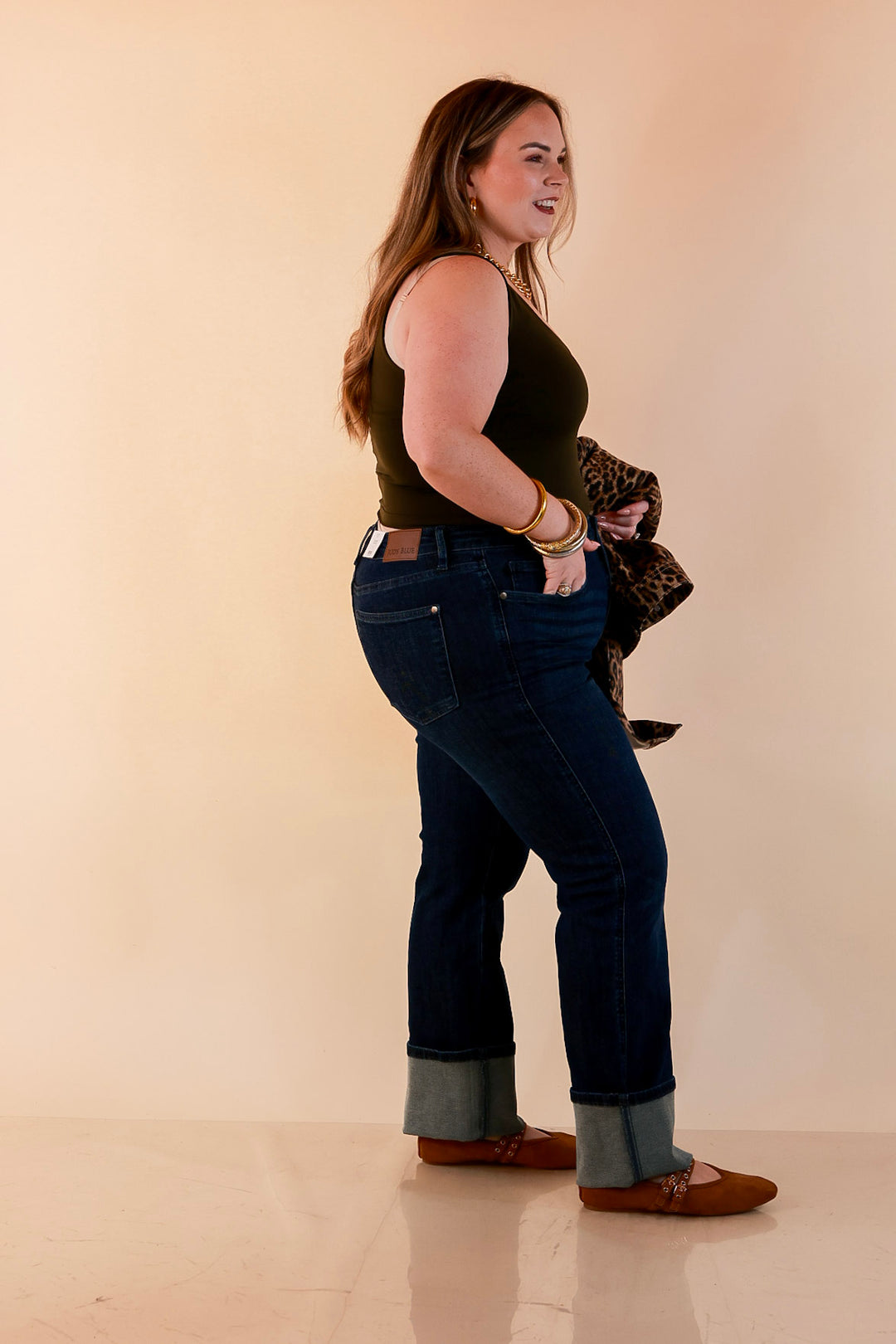 The Everyday Tank Scoop Neck Sleeveless Seamless Crop Tank Top with Built in Bra in Olive Green