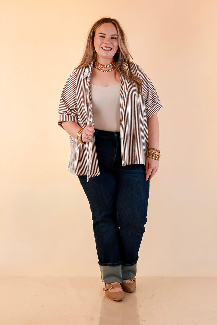 The Everyday Tank Scoop Neck Sleeveless Seamless Crop Tank Top with Built in Bra in Sand