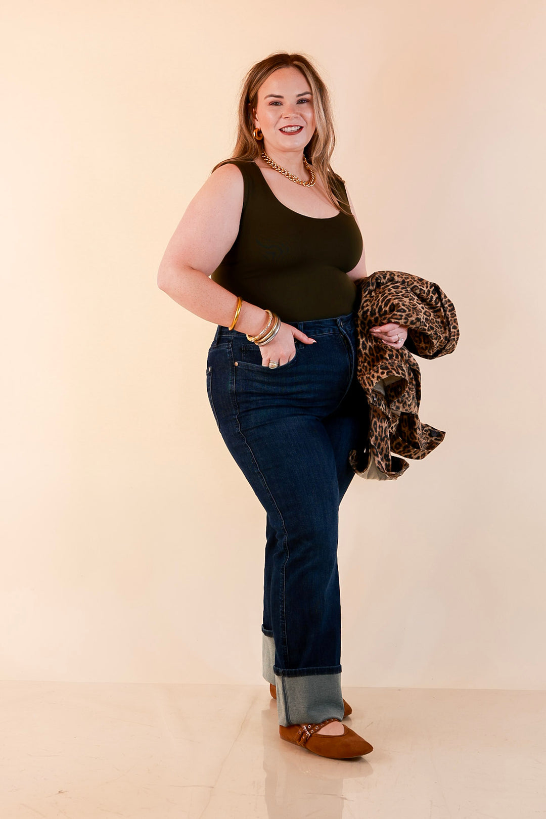 The Everyday Tank Scoop Neck Sleeveless Seamless Crop Tank Top with Built in Bra in Olive Green