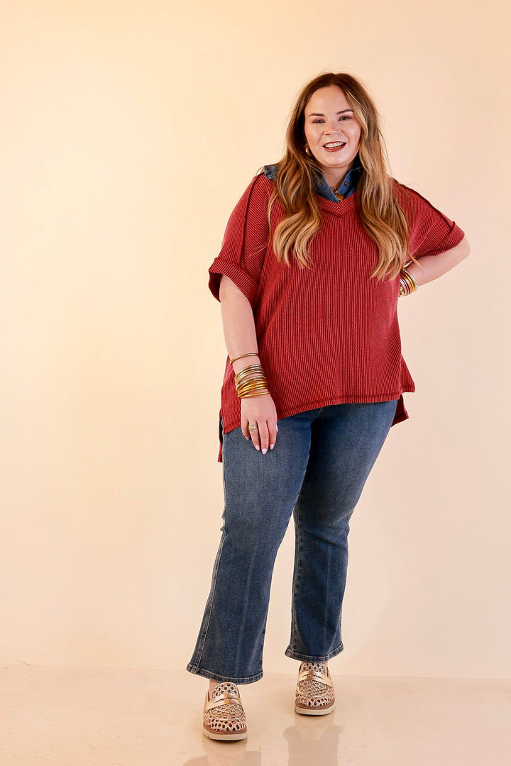 Daily Perfection V Neck Short Sleeve Ribbed Top in Maroon