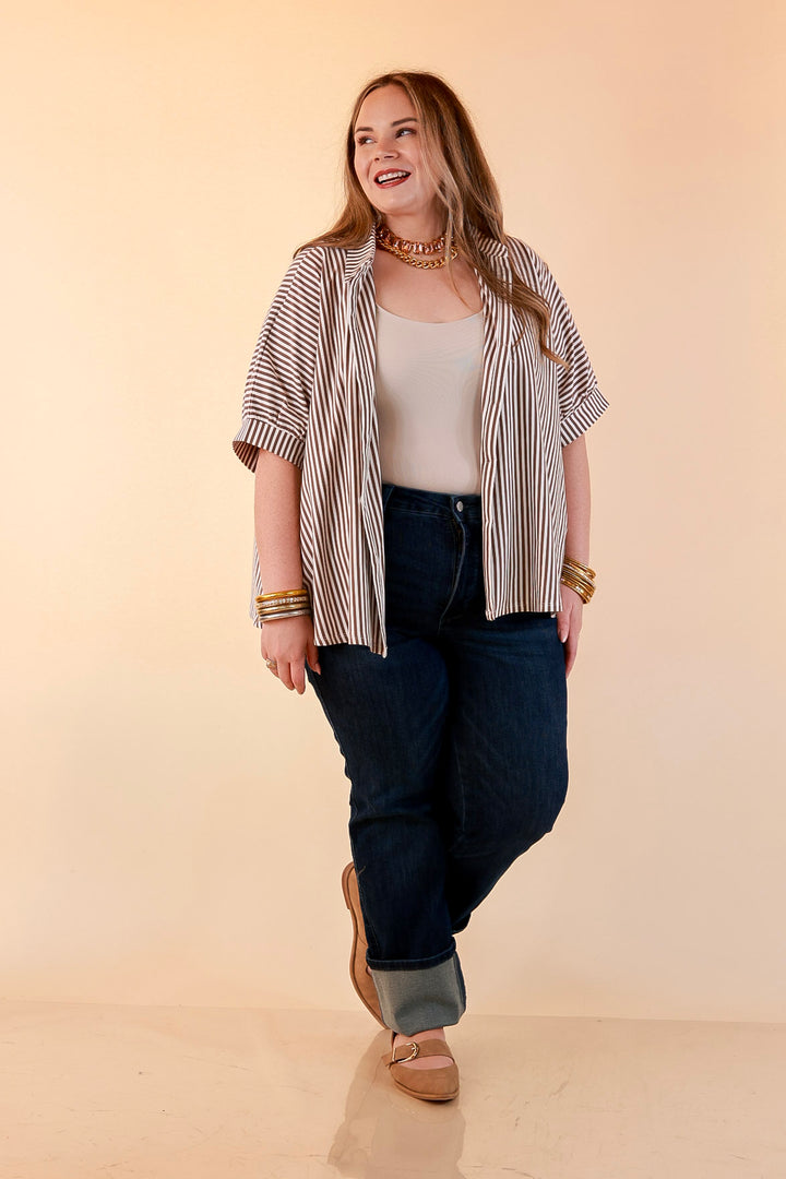 The Everyday Tank Scoop Neck Sleeveless Seamless Crop Tank Top with Built in Bra in Sand