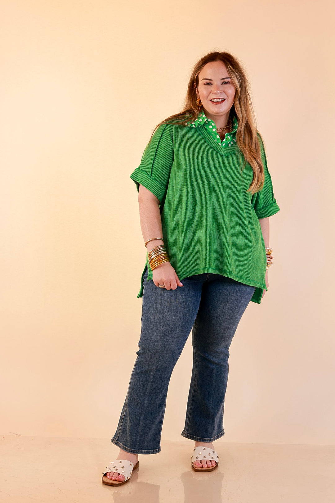 Daily Perfection V Neck Short Sleeve Ribbed Top in Kelly Green