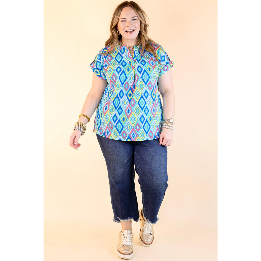 Downtown Darling Geometric Print Short Sleeve Tunic Top in Blue Mix