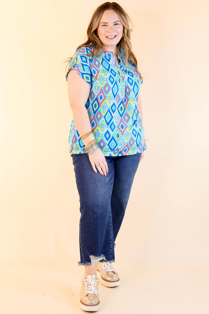 Downtown Darling Geometric Print Short Sleeve Tunic Top in Blue Mix