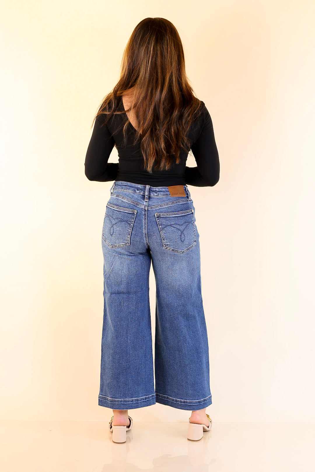 Judy Blue | Everyday Poise Cropped Wide Leg Trouser Denim Jeans in Medium Wash