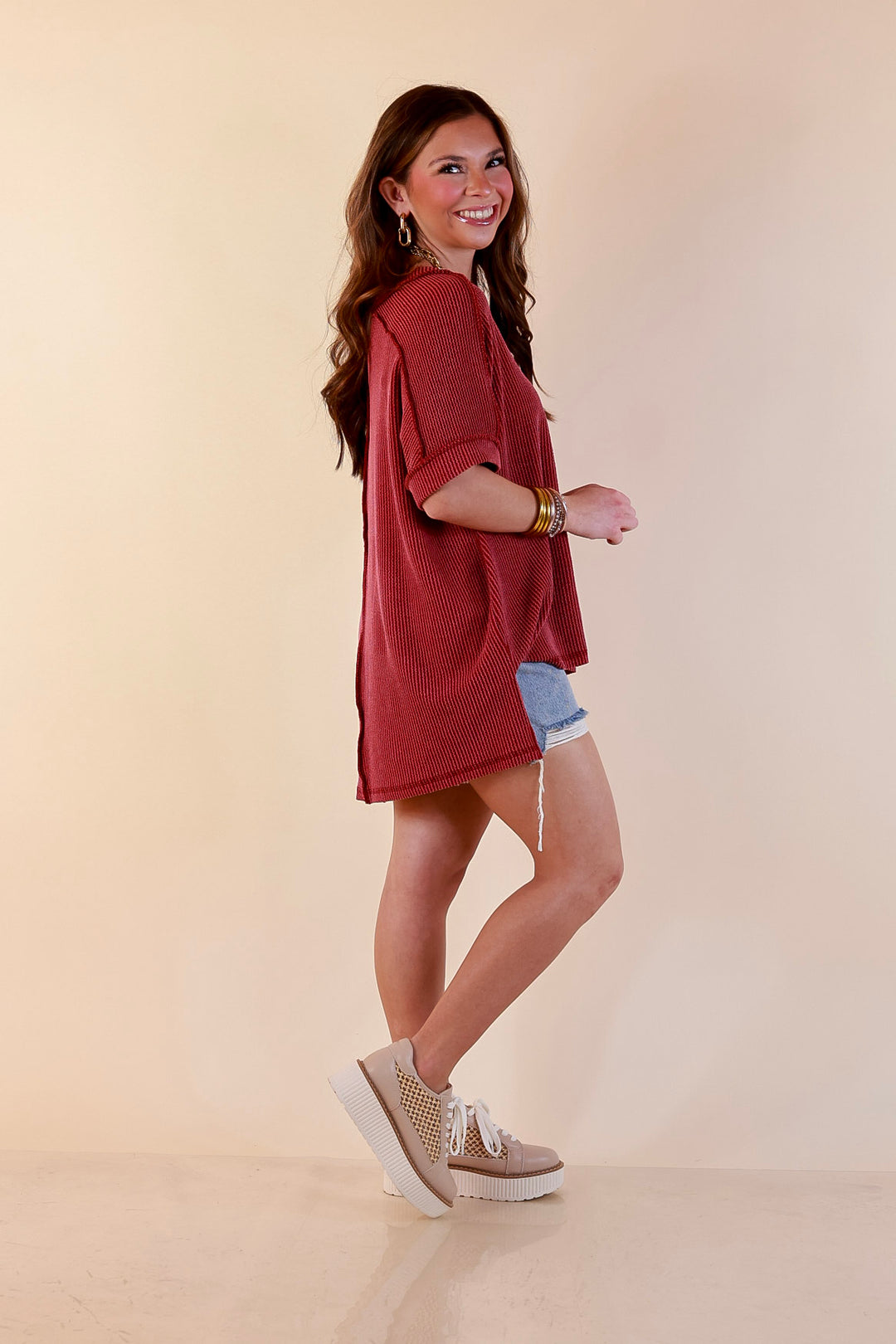 Daily Perfection V Neck Short Sleeve Ribbed Top in Maroon