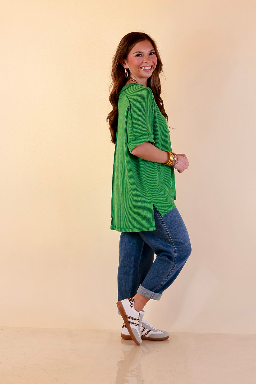 Daily Perfection V Neck Short Sleeve Ribbed Top in Kelly Green