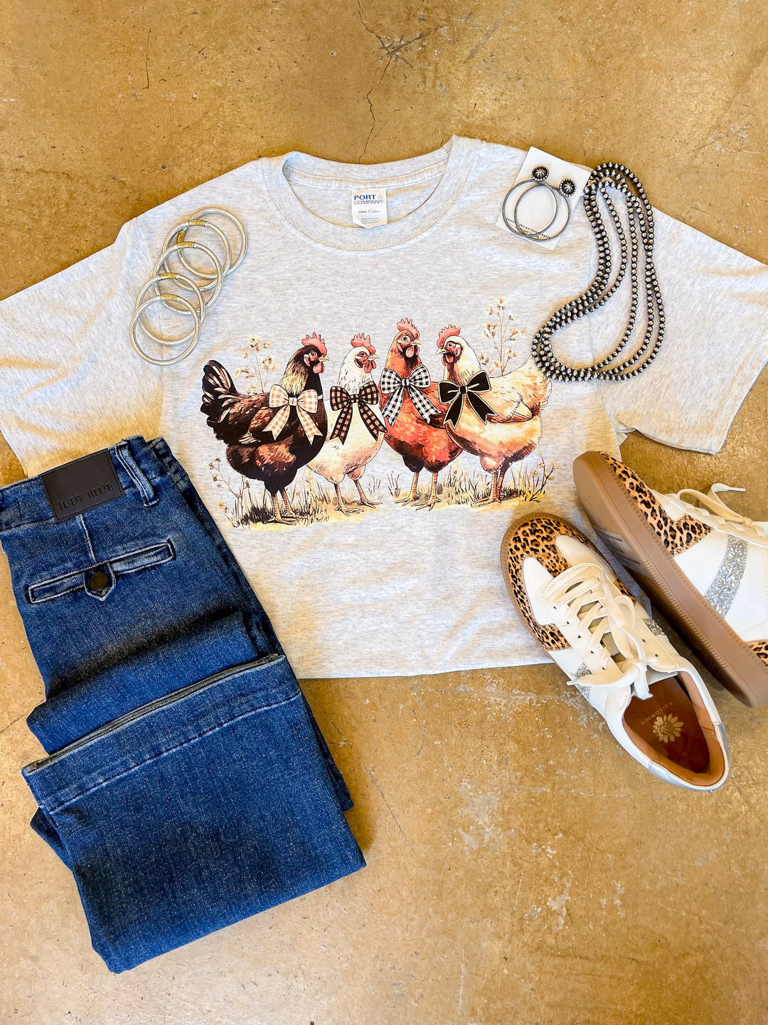 Barnyard Besties Chickens with Bows Short Sleeve Graphic Tee in Heathered Beige
