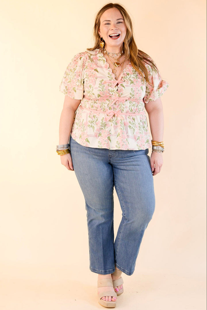 Chic Essentials Scalloped V Neck Floral Print Top with Puff Sleeves in Light Pink