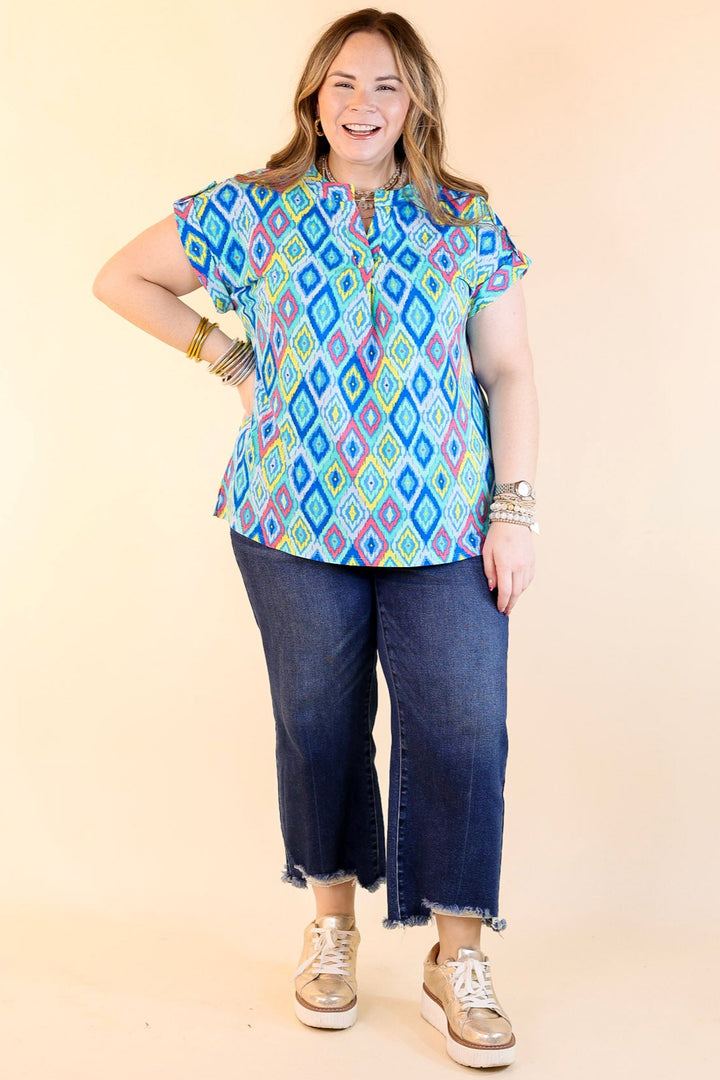 Downtown Darling Geometric Print Short Sleeve Tunic Top in Blue Mix