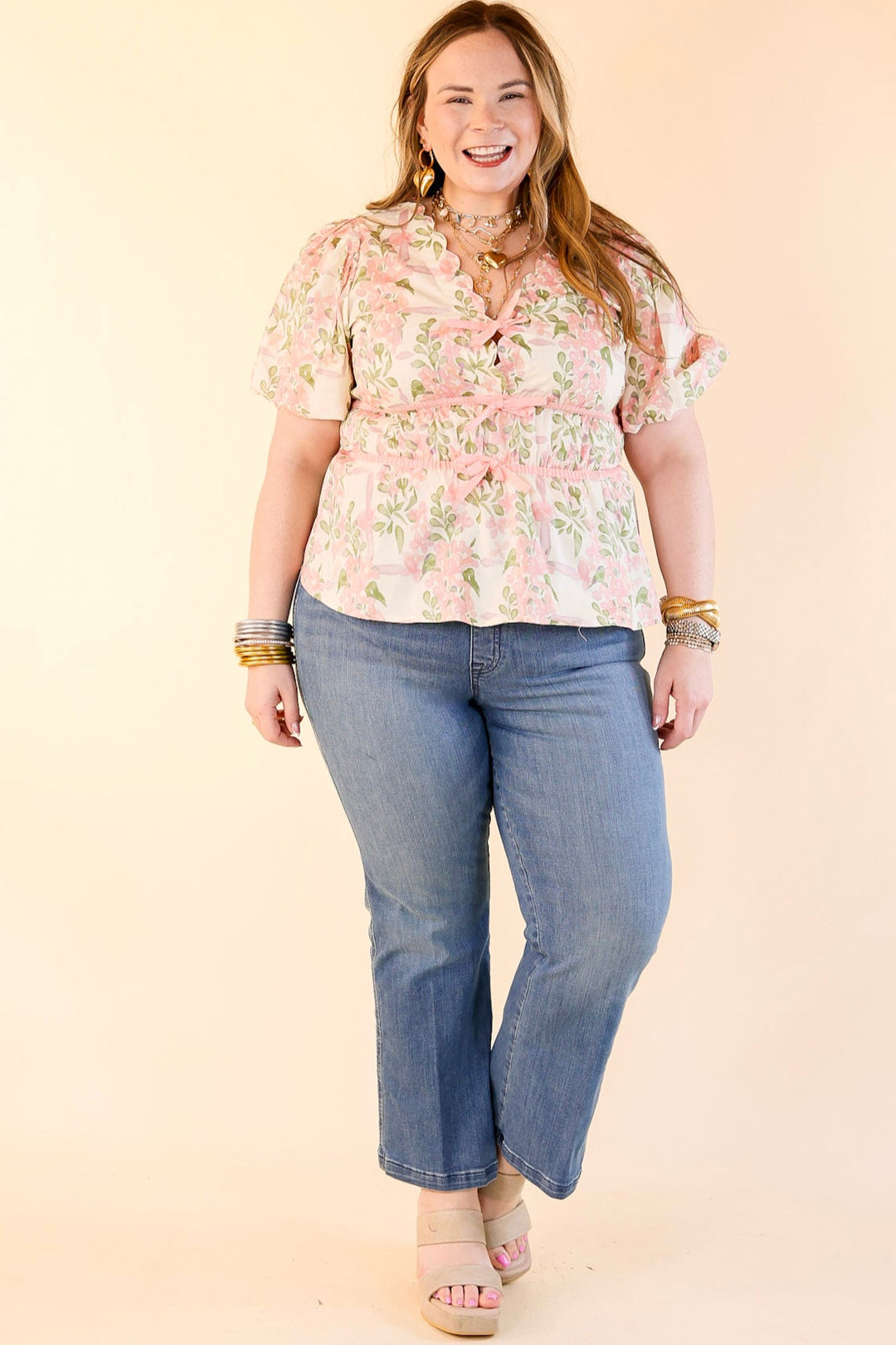 Chic Essentials Scalloped V Neck Floral Print Top with Puff Sleeves in Light Pink