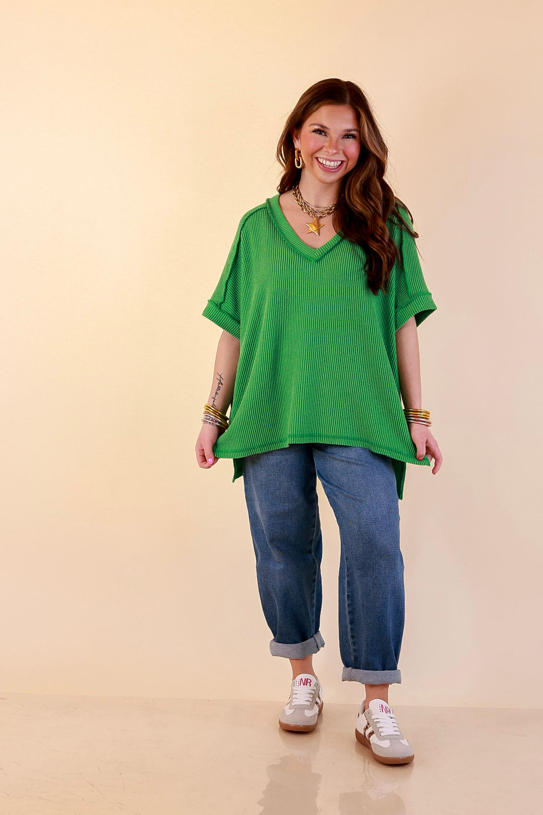 Daily Perfection V Neck Short Sleeve Ribbed Top in Kelly Green