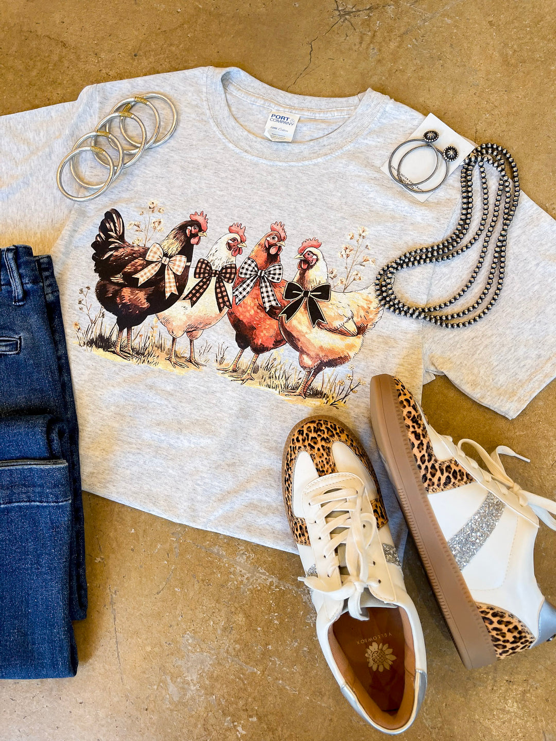 Barnyard Besties Chickens with Bows Short Sleeve Graphic Tee in Heathered Beige