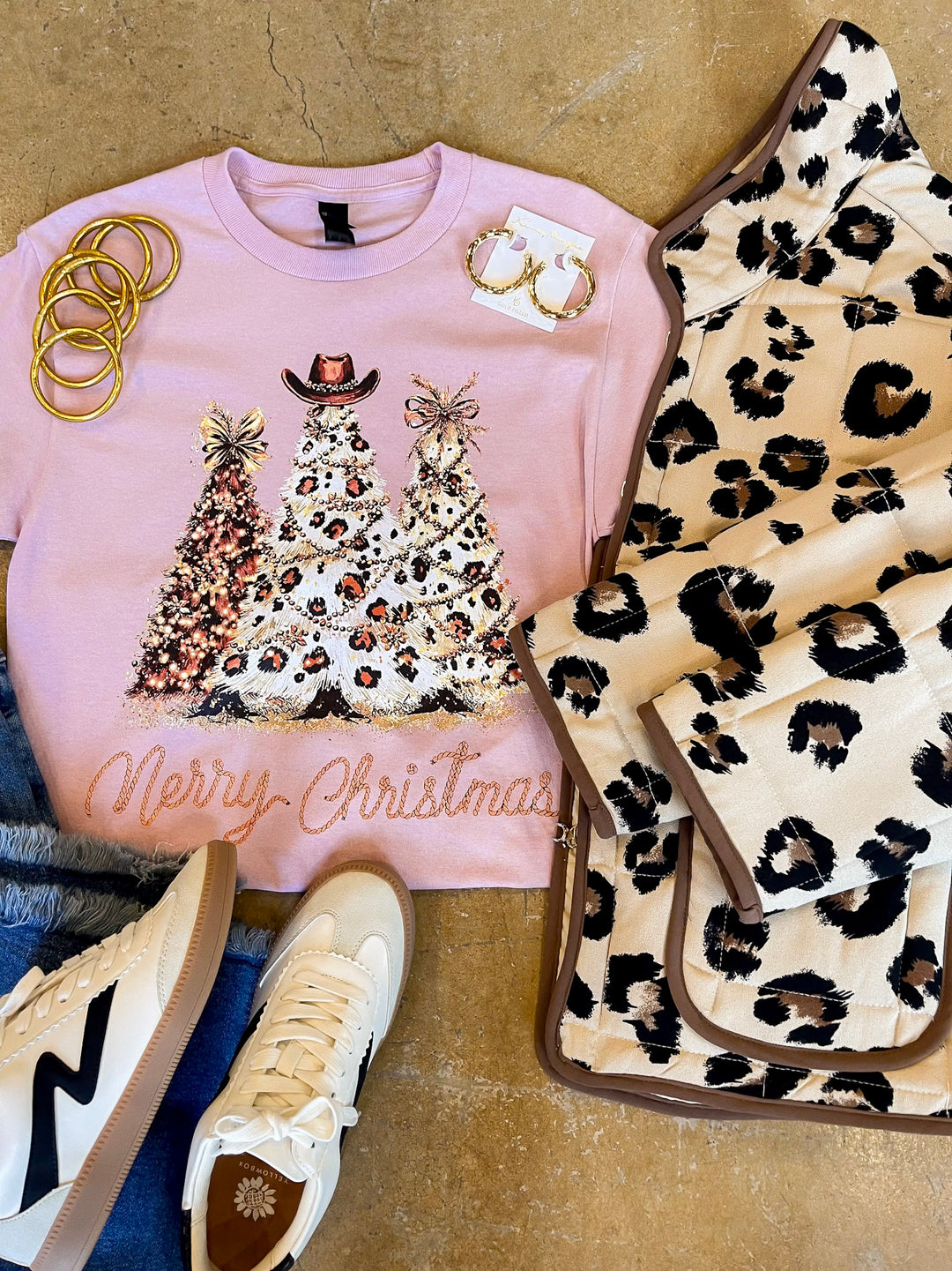 Howdy Holidays Christmas Short Sleeve Graphic Tee in Pink