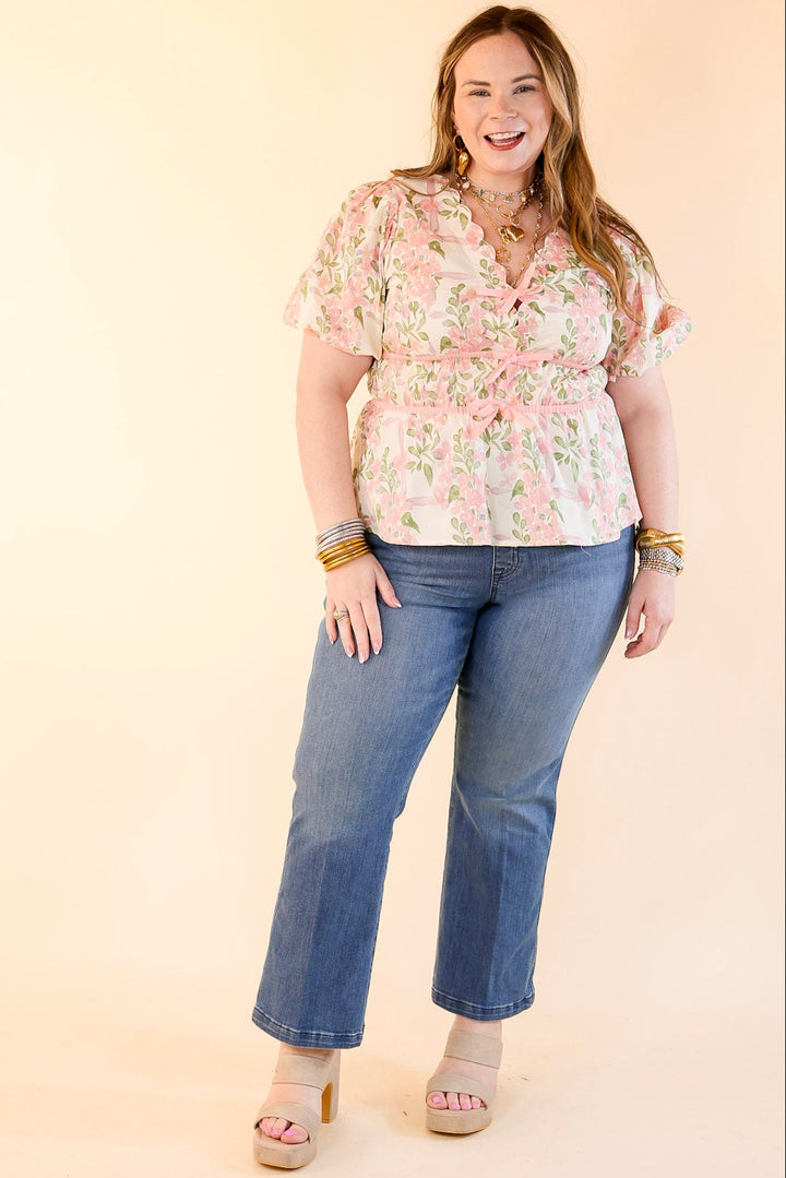 Chic Essentials Scalloped V Neck Floral Print Top with Puff Sleeves in Light Pink