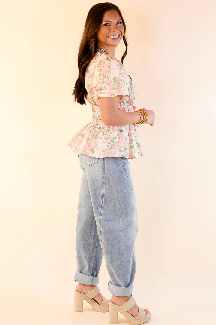 Chic Essentials Scalloped V Neck Floral Print Top with Puff Sleeves in Light Pink