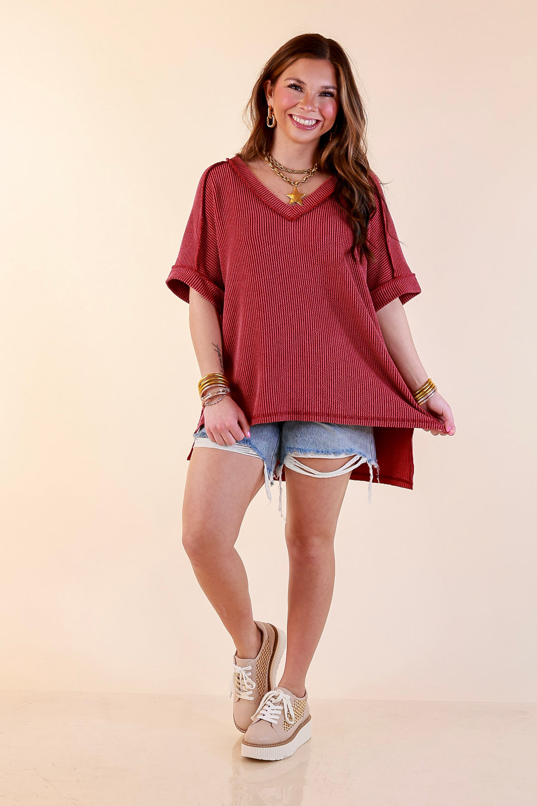 Daily Perfection V Neck Short Sleeve Ribbed Top in Maroon
