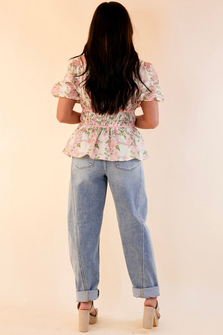 Chic Essentials Scalloped V Neck Floral Print Top with Puff Sleeves in Light Pink