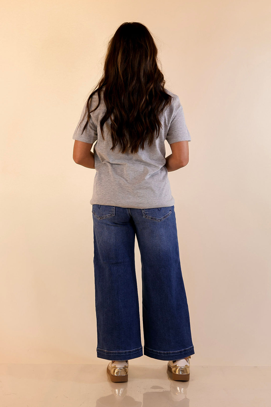 Simply Southern | Charmed and Cheerful Santa Bow Graphic T-Shirt in Light Heather Grey