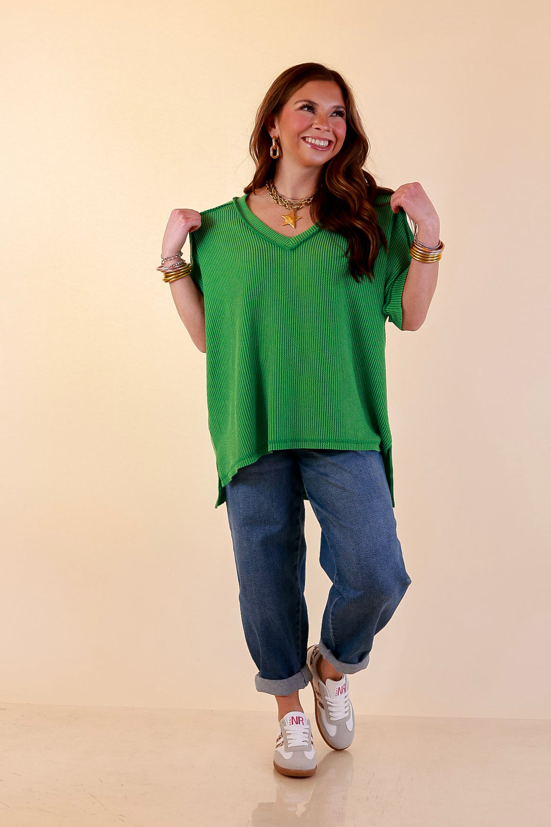 Daily Perfection V Neck Short Sleeve Ribbed Top in Kelly Green