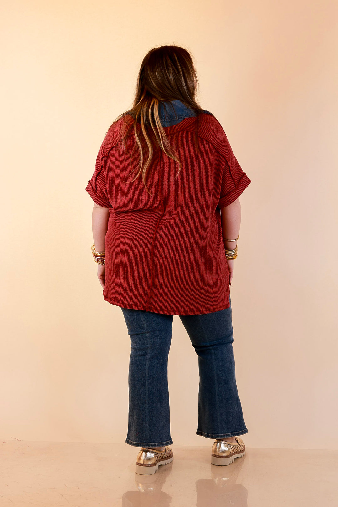 Daily Perfection V Neck Short Sleeve Ribbed Top in Maroon