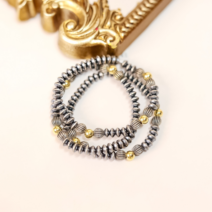 Stretch bracelet with saucer and ribbed Navajo pearls and 14K gold-filled beads, handmade and easy to wear.