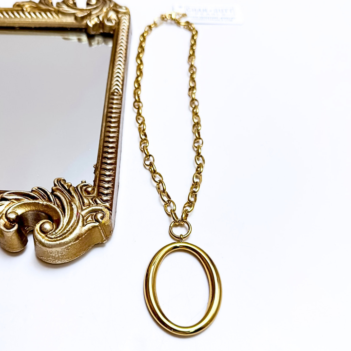 CHANSUTT PEARLS | Alice Short Adjustable Chain Necklace with Oval Pendant Detail in Gold