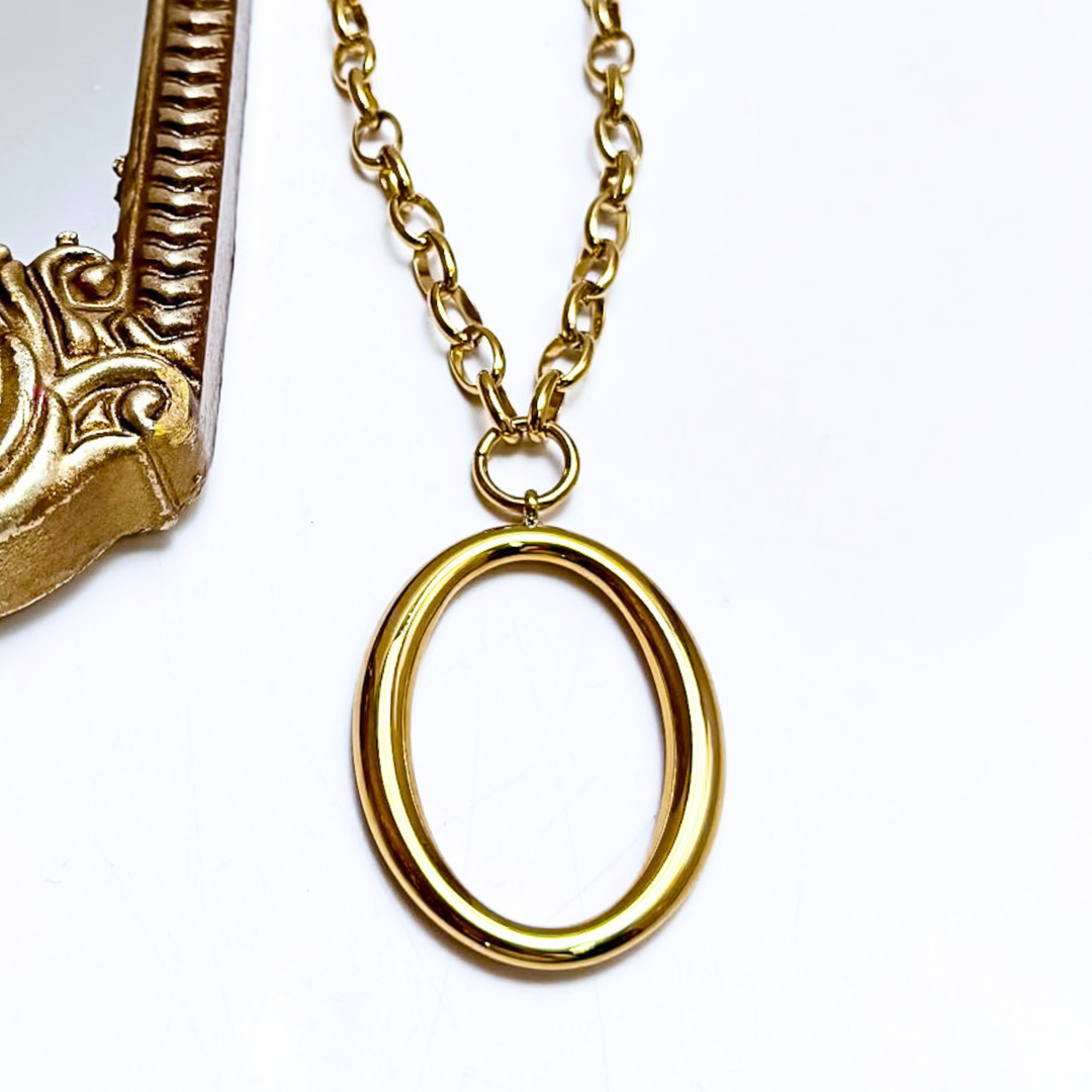 CHANSUTT PEARLS | Alice Short Adjustable Chain Necklace with Oval Pendant Detail in Gold
