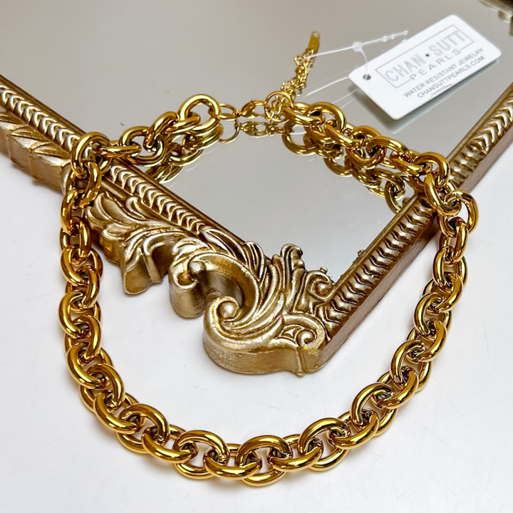 CHANSUTT PEARLS The Liv Chunky Chain Necklace in Gold featuring oversized polished gold-tone interlocking links and an adjustable chain extender.
