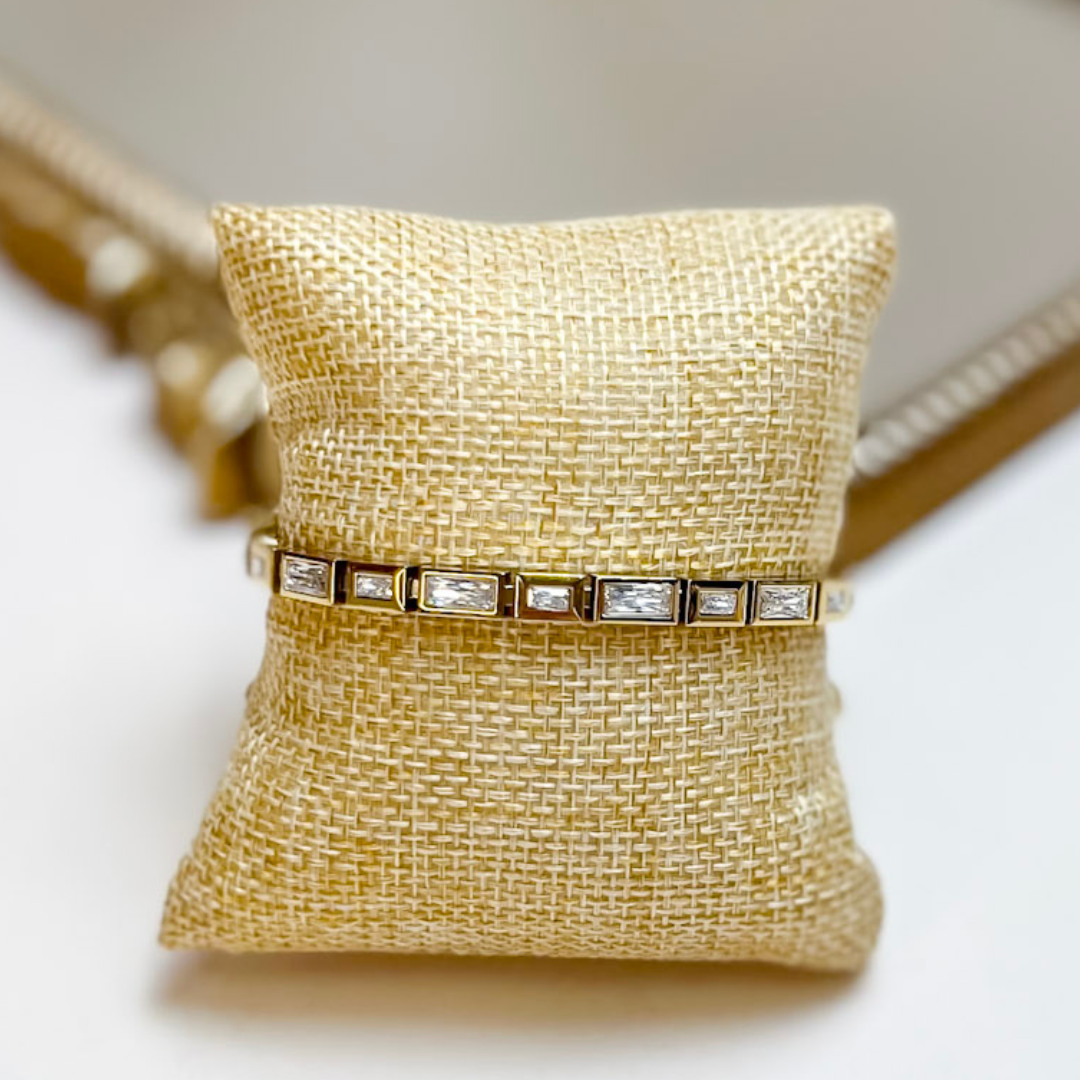CHANSUTT PEARLS | The Luda Bracelet With Crystal Detailing in Gold