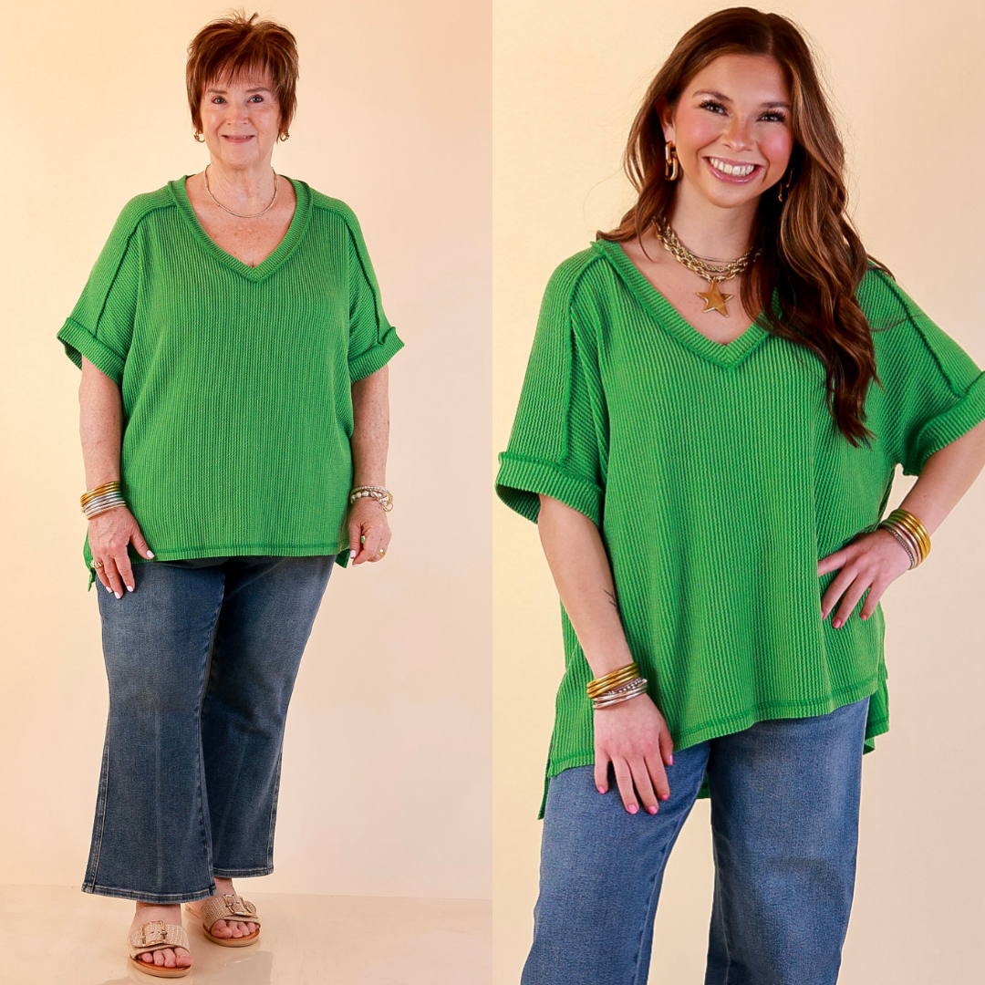 Models are wearing Daily Perfection Short Sleeve V-Neck Ribbed top in Kelly Green with Jeans. 