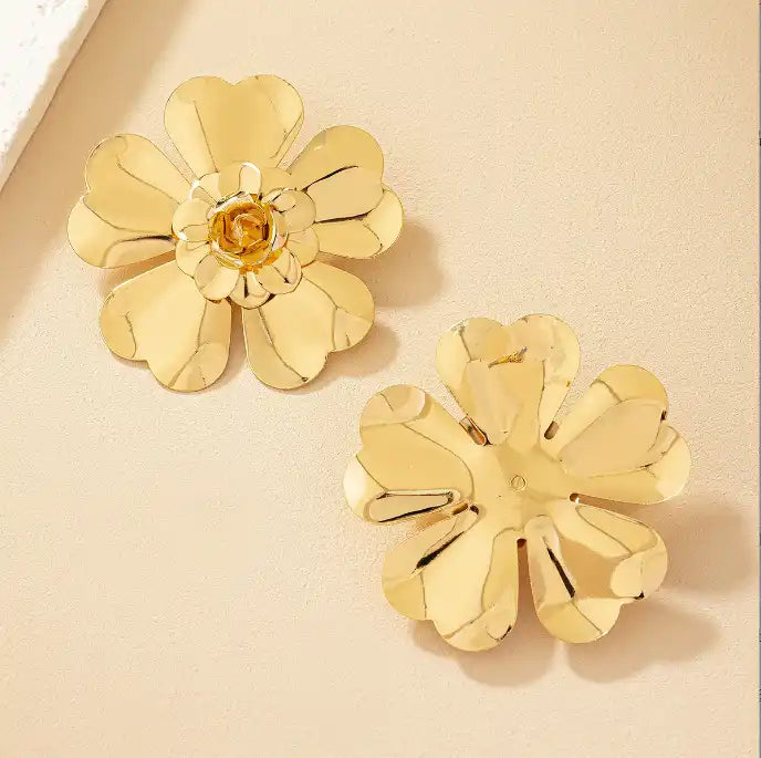 Linny Co | Shelby Gold Tone Flower Earrings