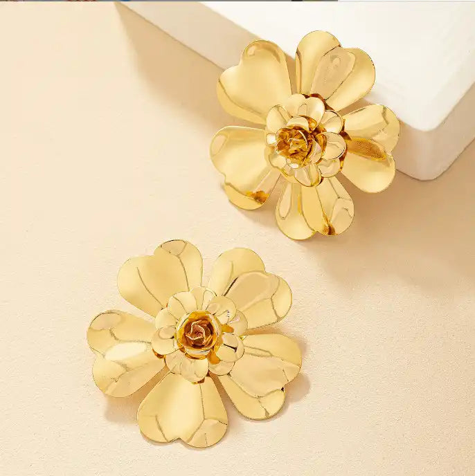 Linny Co | Shelby Gold Tone Flower Earrings