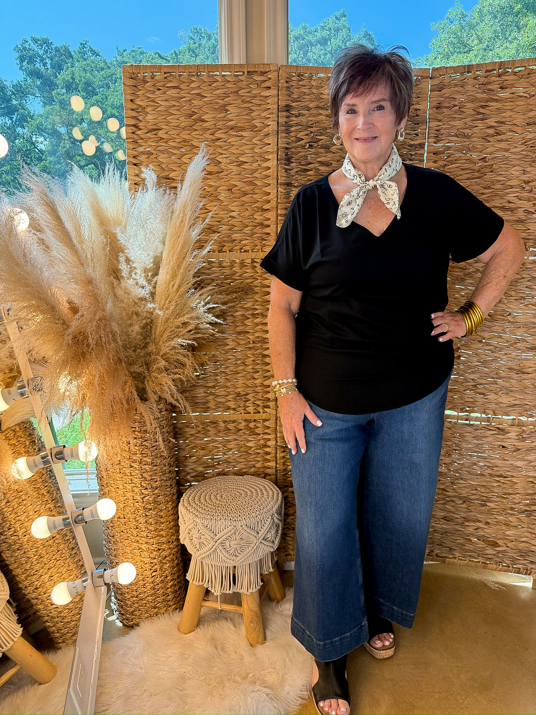 Short Sleeve V Neck Top in Black