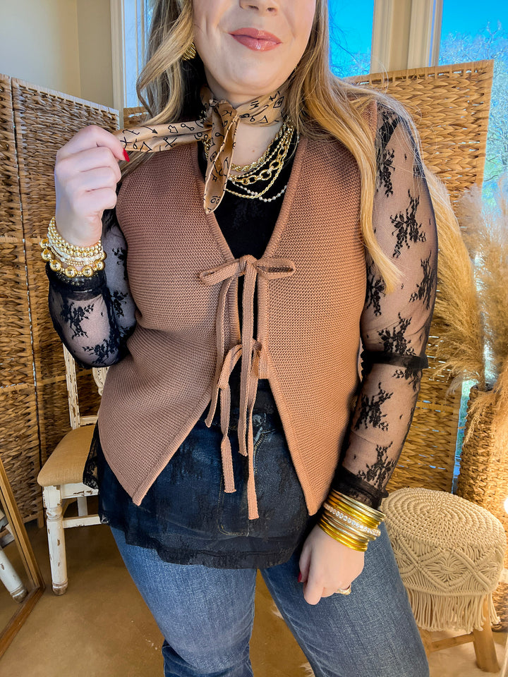 Pretty and Poised Floral Print Lace Top with Ruffle Peter Pan Collar in Black