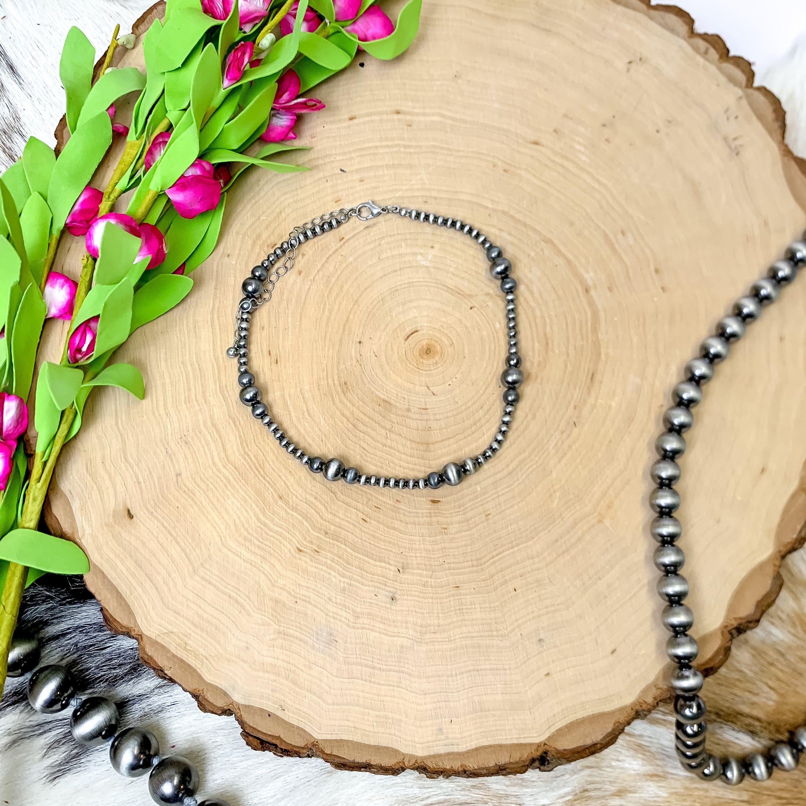 Graduated Faux Navajo Pearl Choker Necklace in Silver Tone