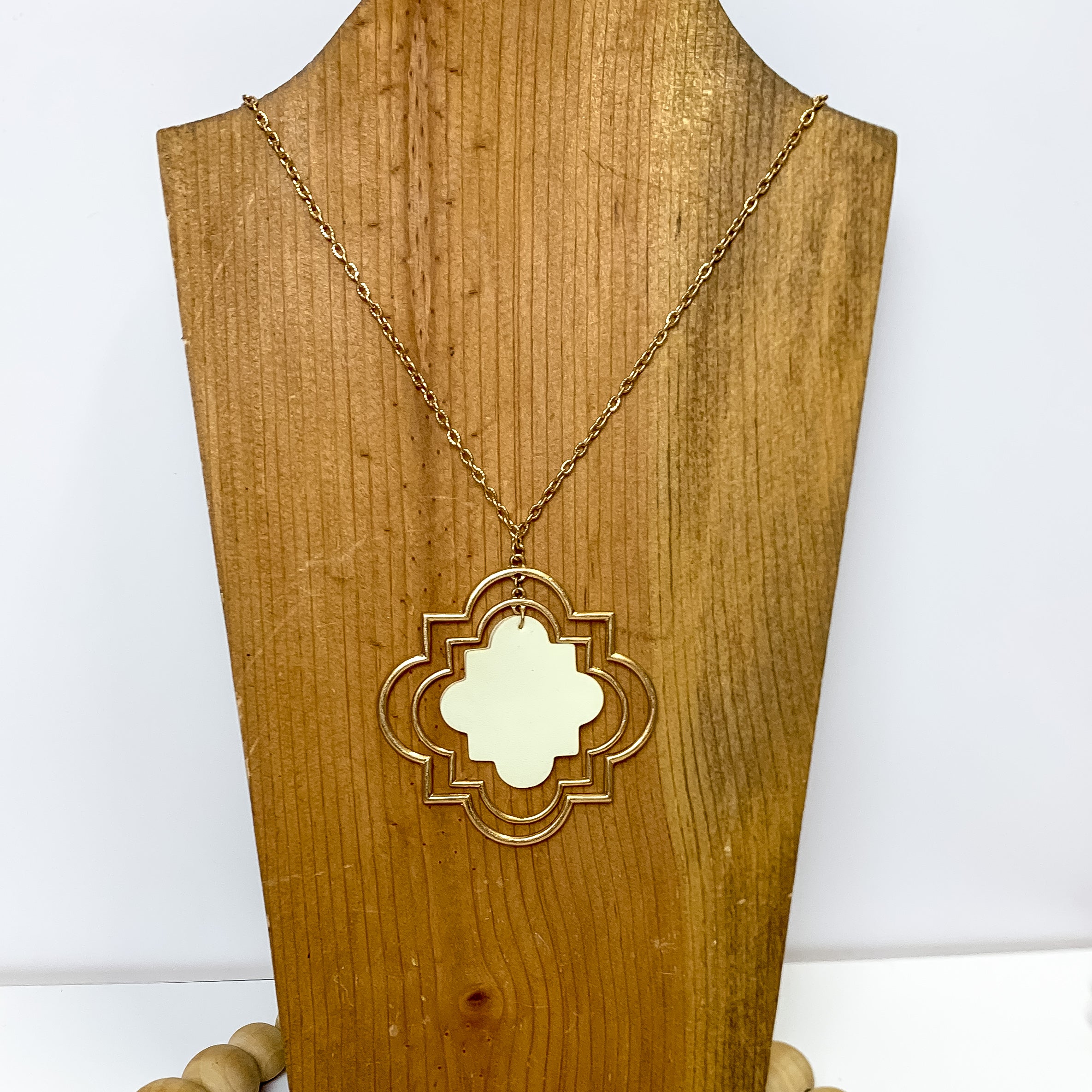 Gold Tone Quatrefoil Dangle Pendant Necklace in Ivory