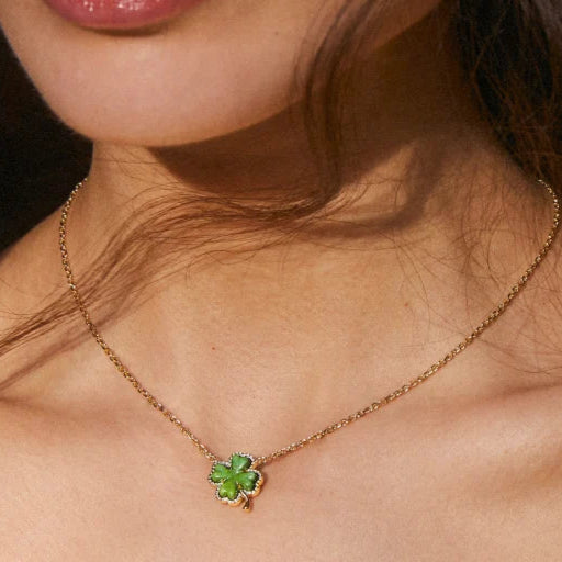 Kendra Scott | Clover Gold Short Pendant Necklace in Lime Green Magnesite