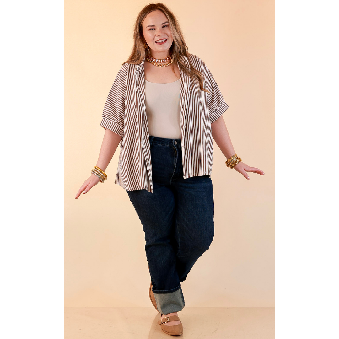 The Everyday Tank Scoop Neck Sleeveless Seamless Crop Tank Top with Built in Bra in Sand
