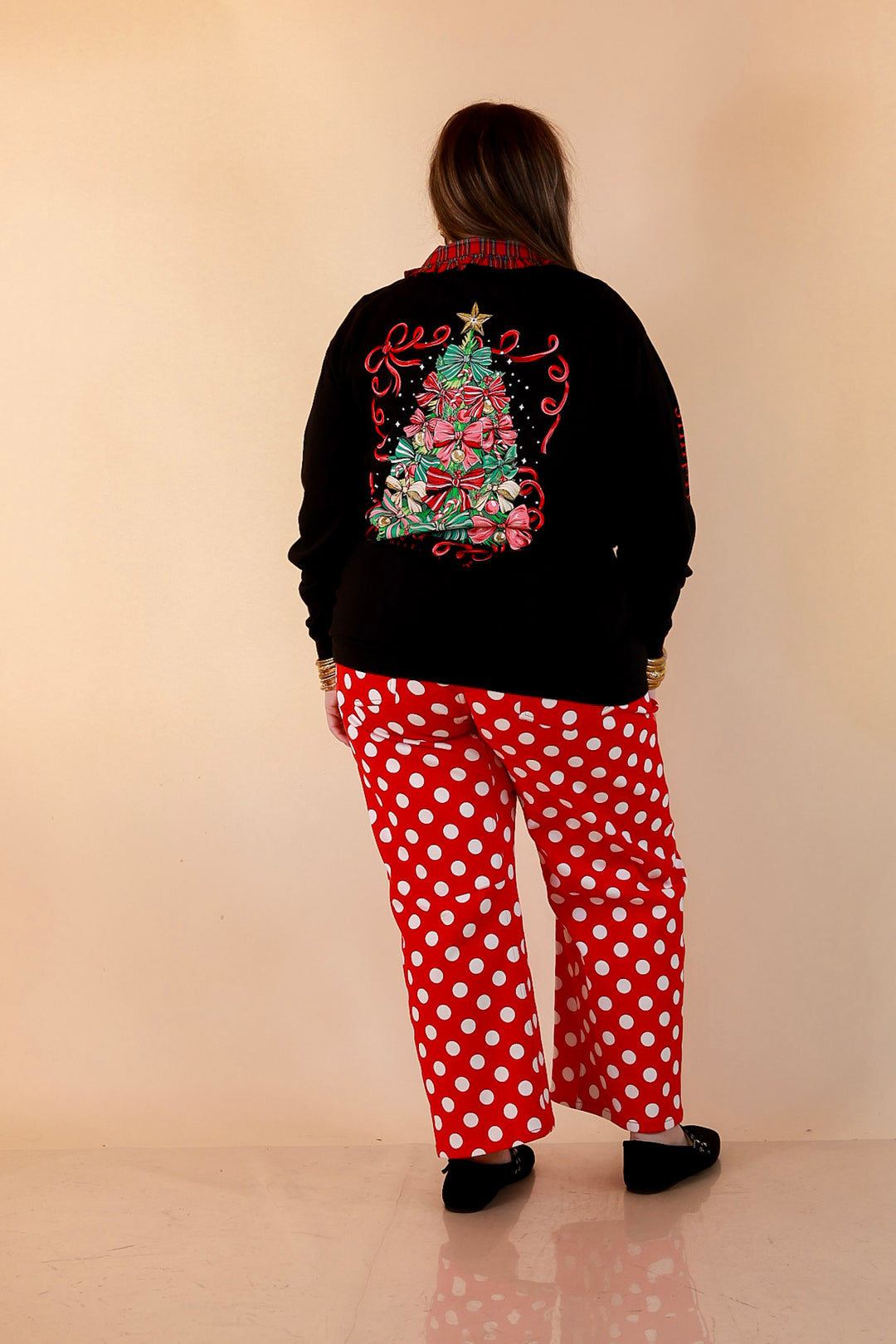 Trimmed to Perfection Bow Christmas Tree Tee in Black