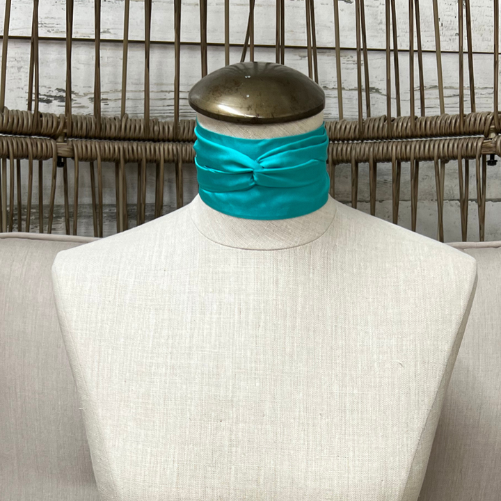 Wyoming Traders | Solid Silk Twilly Scarf in Emerald Green